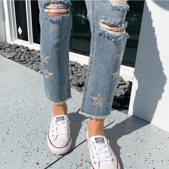 Blank NYC The Ludlow Crop Girlfriend Distressed Jeans with Star Patches Sz 27 - Picture 2 of 16